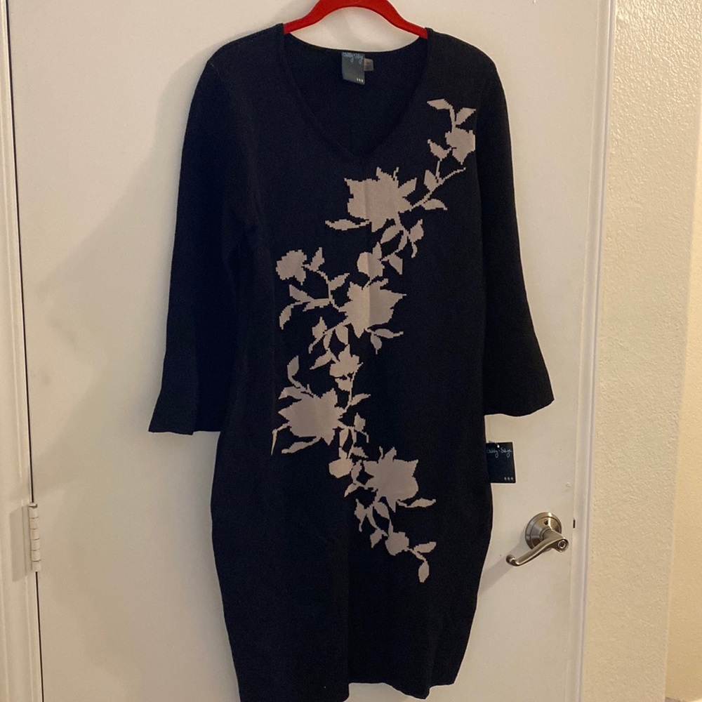 NWT Gabby Skye Fitted black knit dress with motif design on the front.  Size 1X.